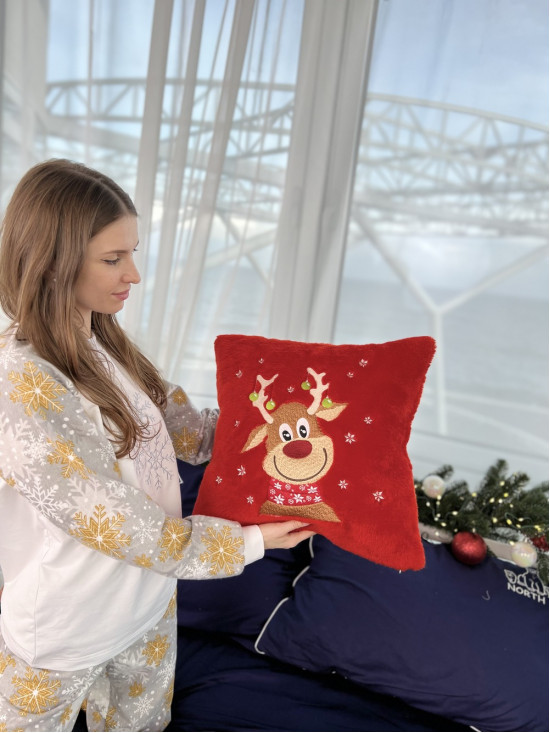Deer in red декоративна подушка 