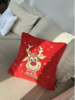 Deer in red декоративна подушка 