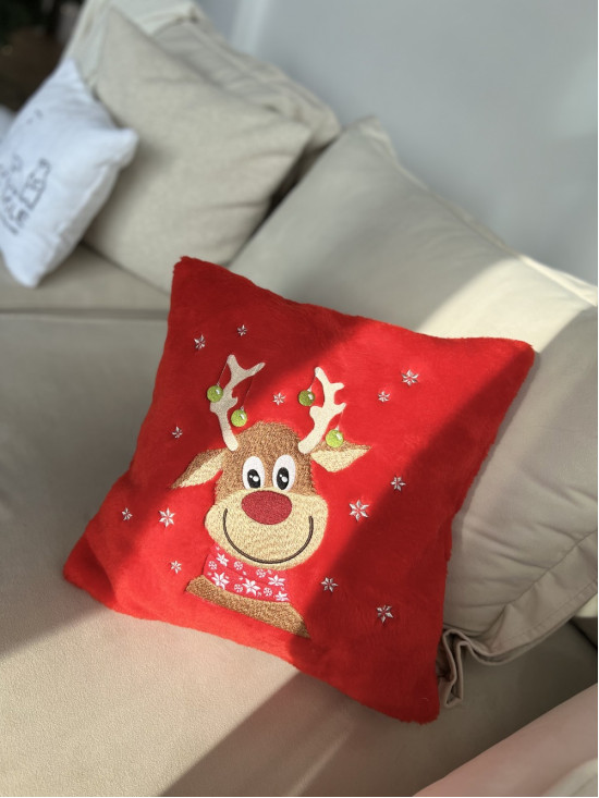 Deer in red декоративна подушка 