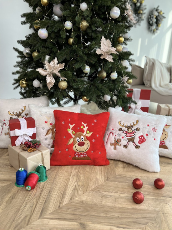 Deer in red декоративна подушка 
