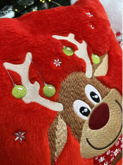 Deer in red декоративна подушка 