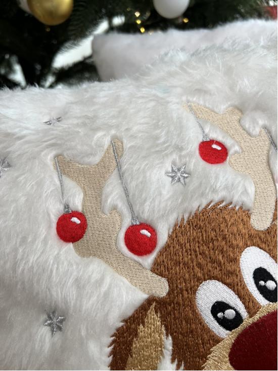 Deer in white декоративна подушка